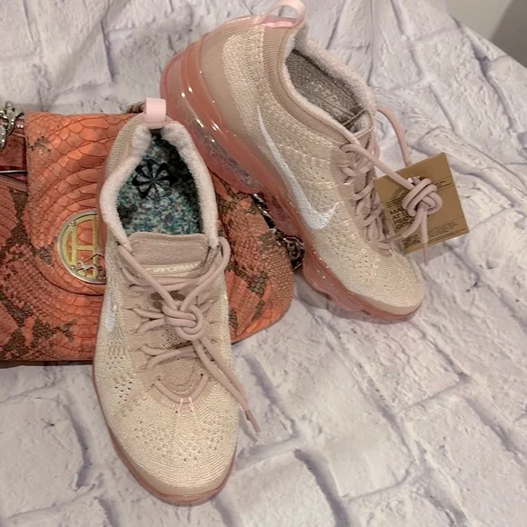 🔵”NWT” NIKE Vapormax Flyknit Pink Sneakers - Picture 10 of 16